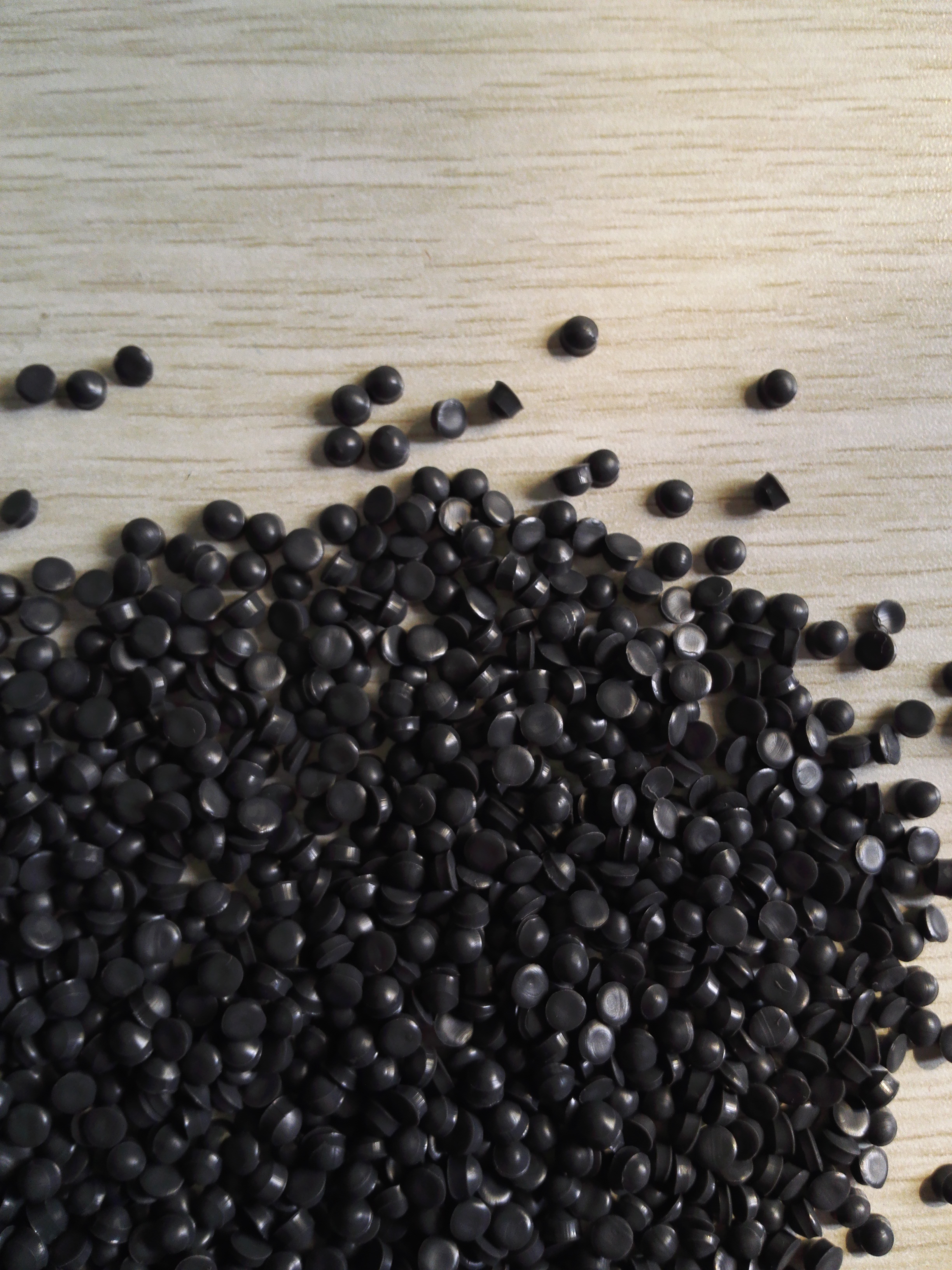 肯特股份：公司PEEK原材料的采购形态包括但不限于粒料和型材等