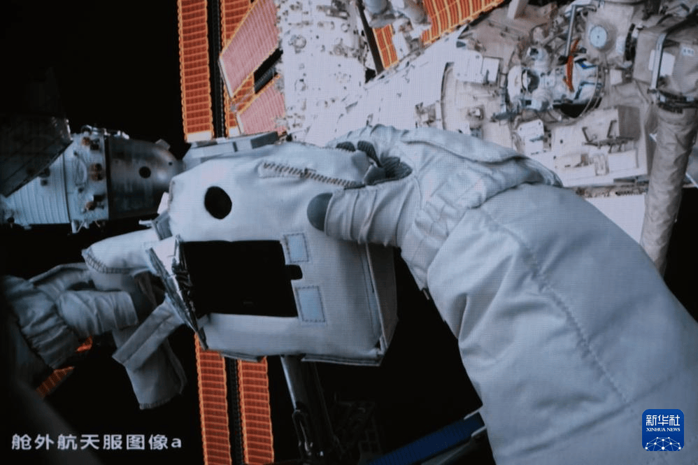 神舟二十号航天员乘组圆满完成第一次出舱活动