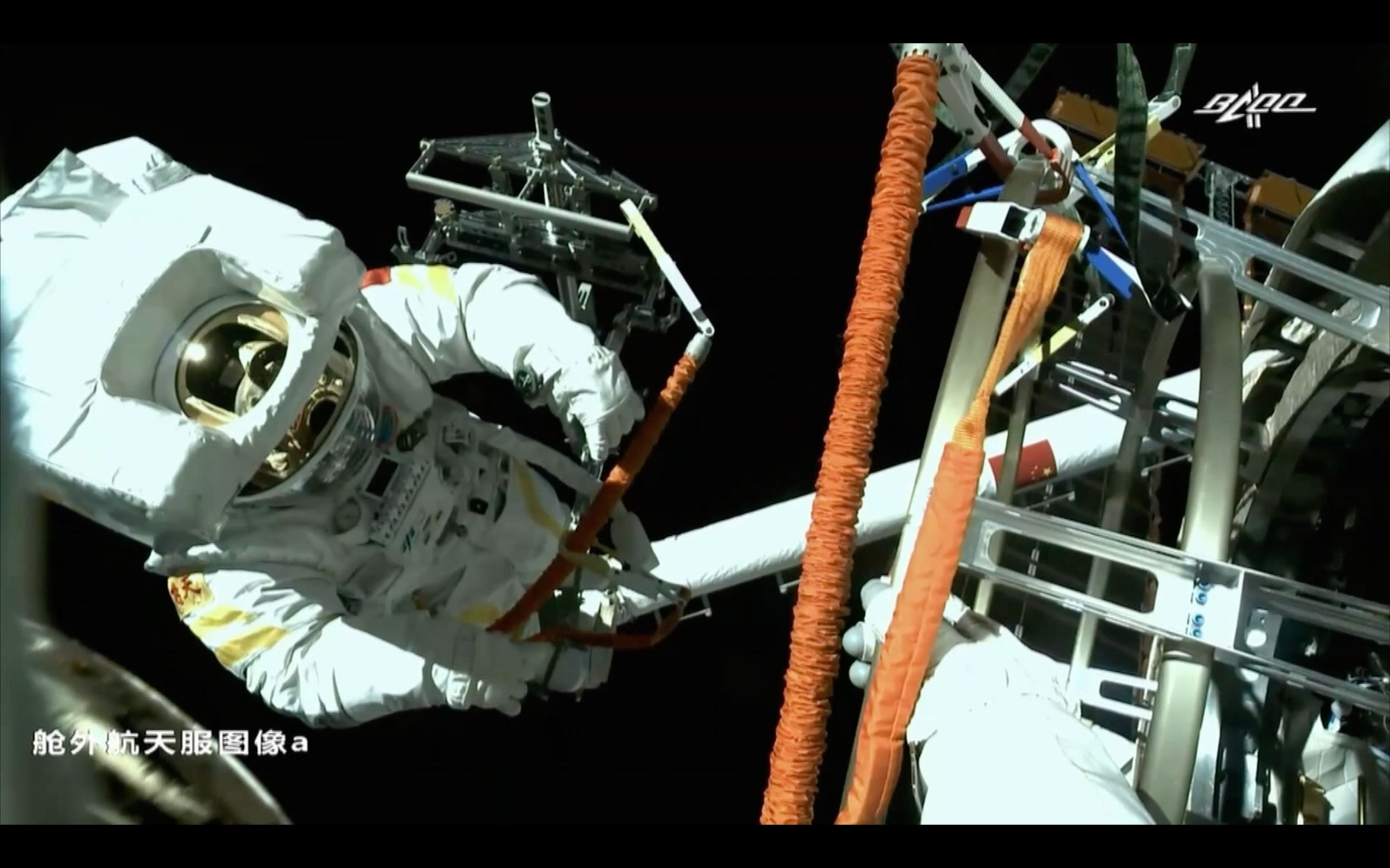 中国空间站建成后航天员首次从核心舱节点舱出舱