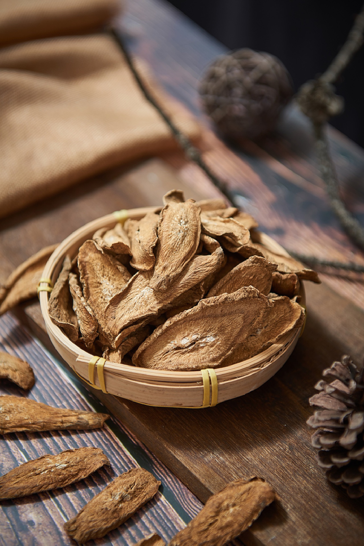 曼卡龙：与方回春堂联名推出中药养生系列3.0