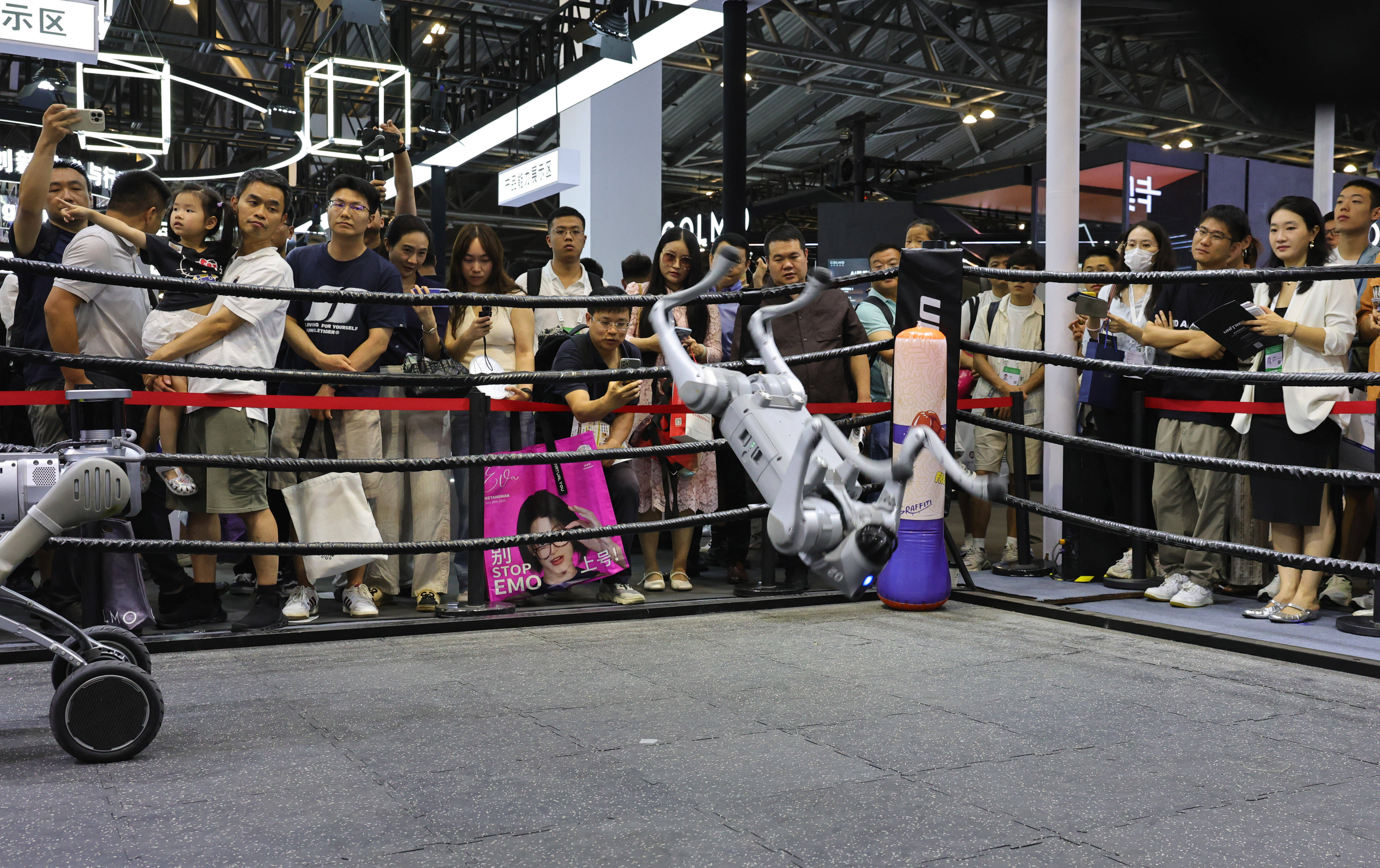 新华走笔丨程思琪：世界人工智能大会被机器人“占领”了