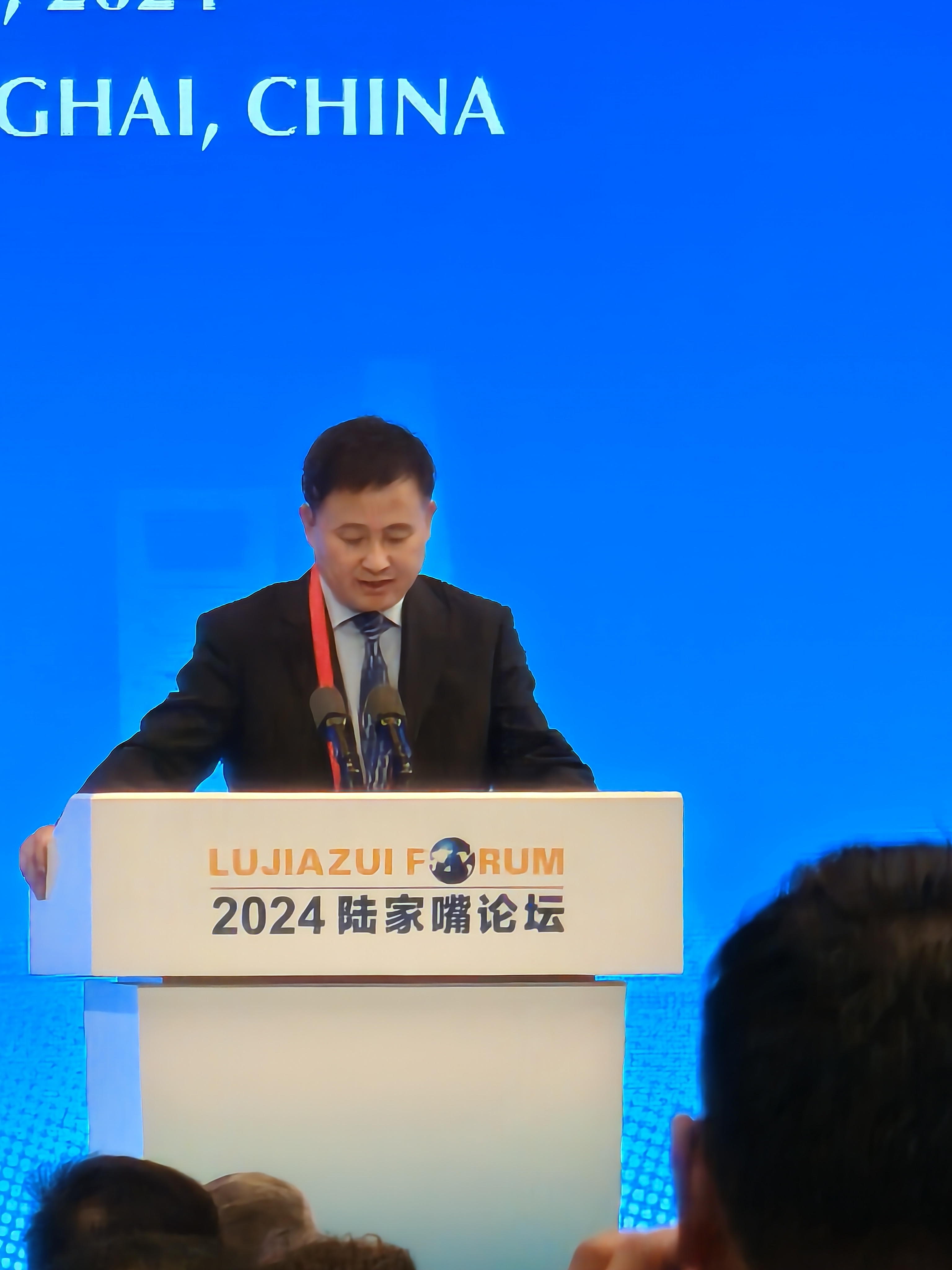 央行行长潘功胜:降低存款准备金率0.5个百分点 下调政策利率0.1个百分点