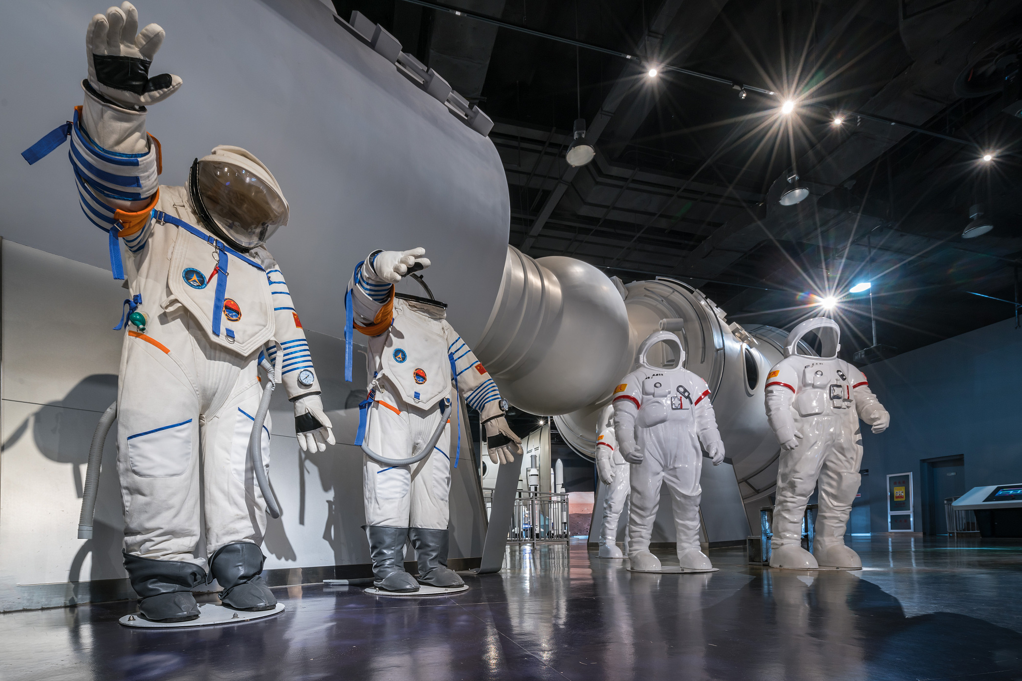 神舟二十一号载人飞船与空间站组合体完成自主快速交会对接