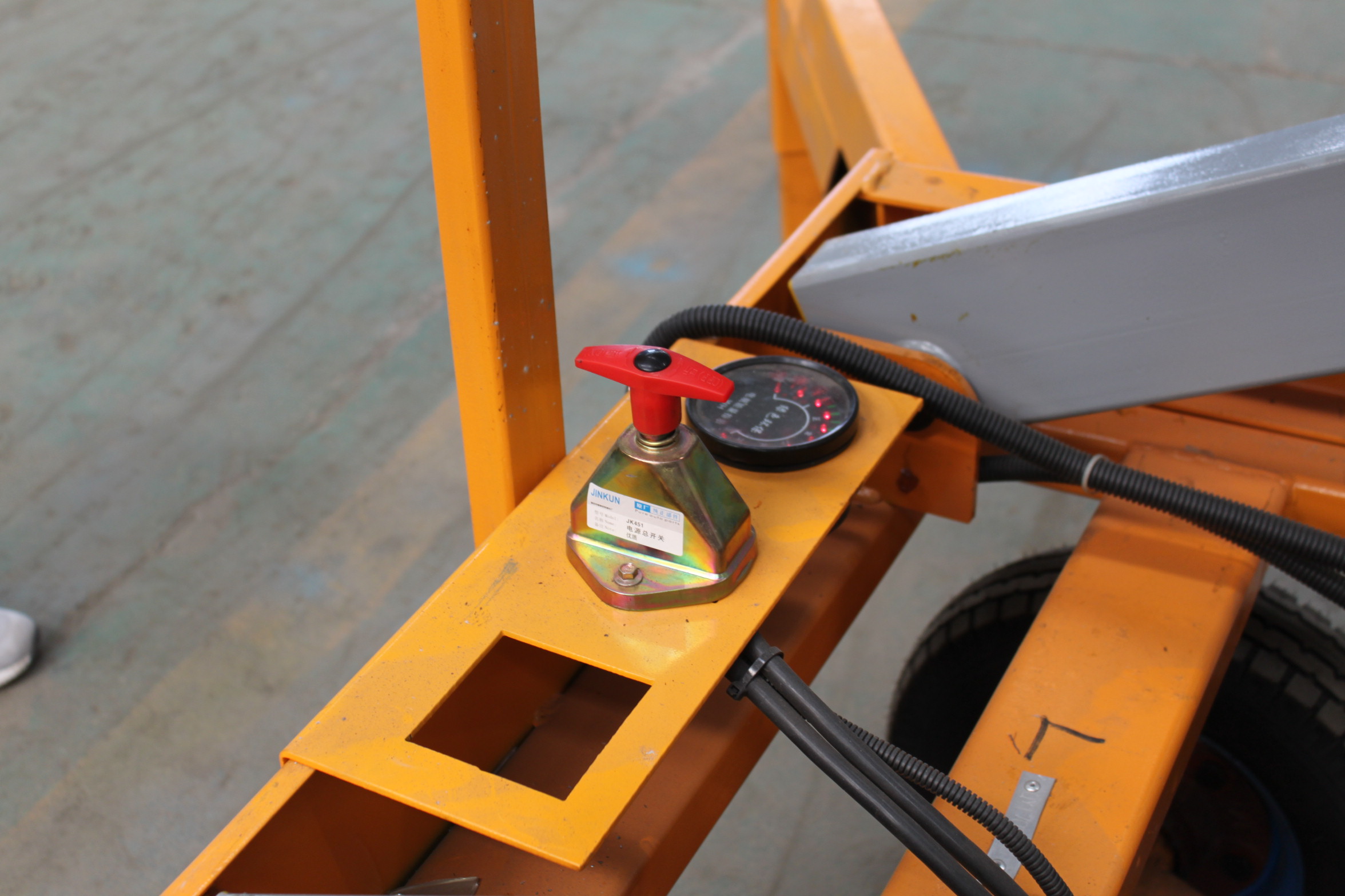 浙江鼎力获得发明专利授权：“一种便于维修电推杆的剪叉式高空作业平台及维修方法”