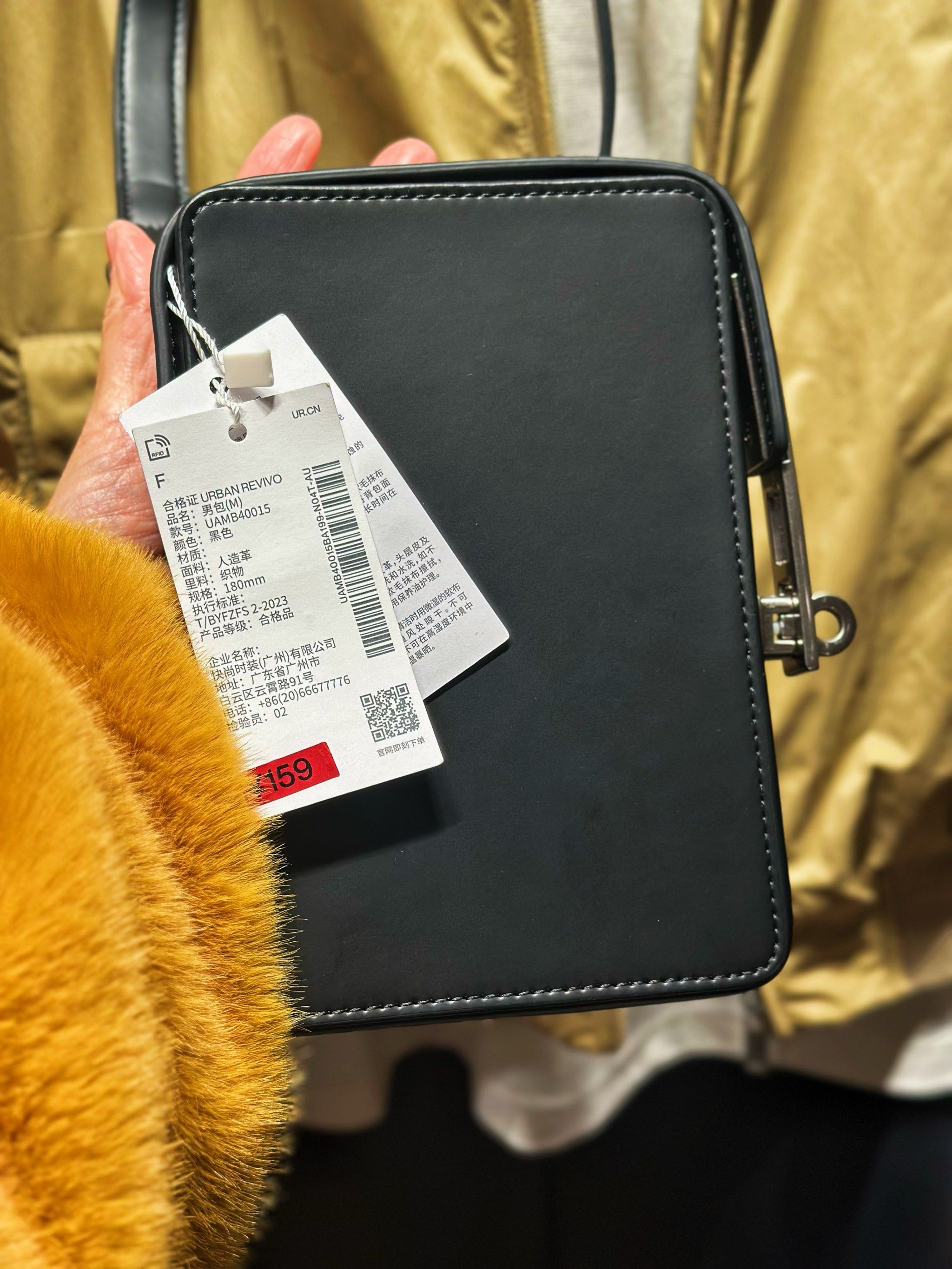 消费者称UR衣服“一拉就破” 品牌回应称已及时更换产品