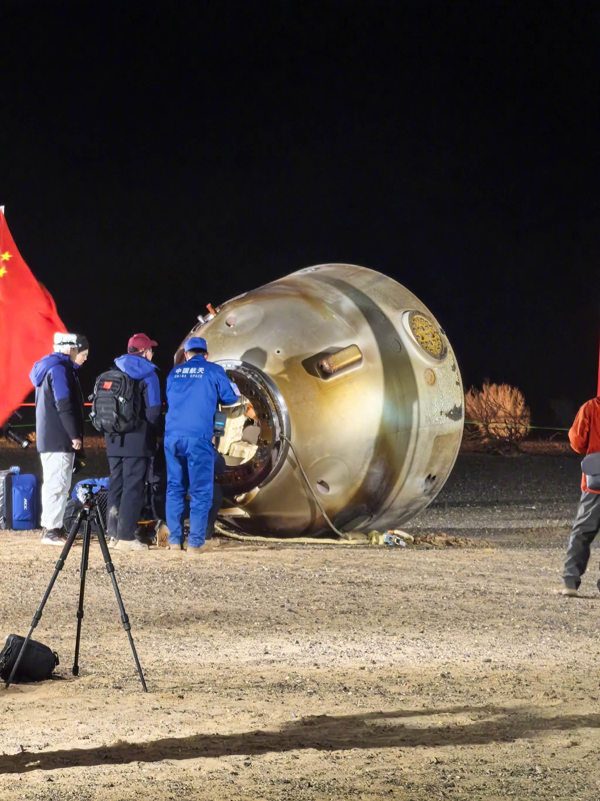 新华社快讯：神舟二十一号载人飞船返回舱门打开，神舟二十号航天员即将出舱