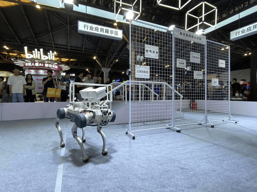 机器人的新工作——2025年人形机器人从“上舞台”到“下工厂”