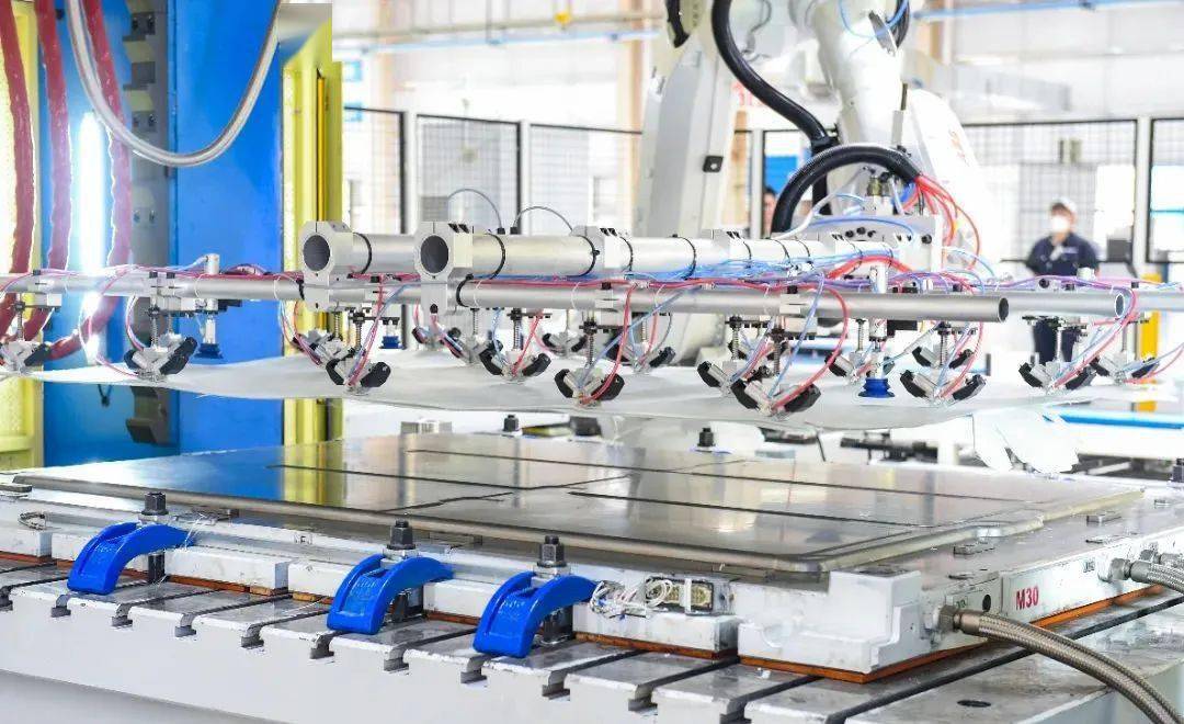 惠柏新材：持有杭州卡涞复合材料科技有限公司0.9765%的股权