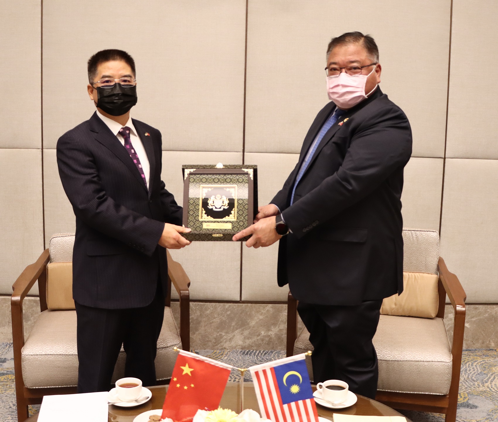 陈世杰总领事会见汉密尔顿市长麦金多