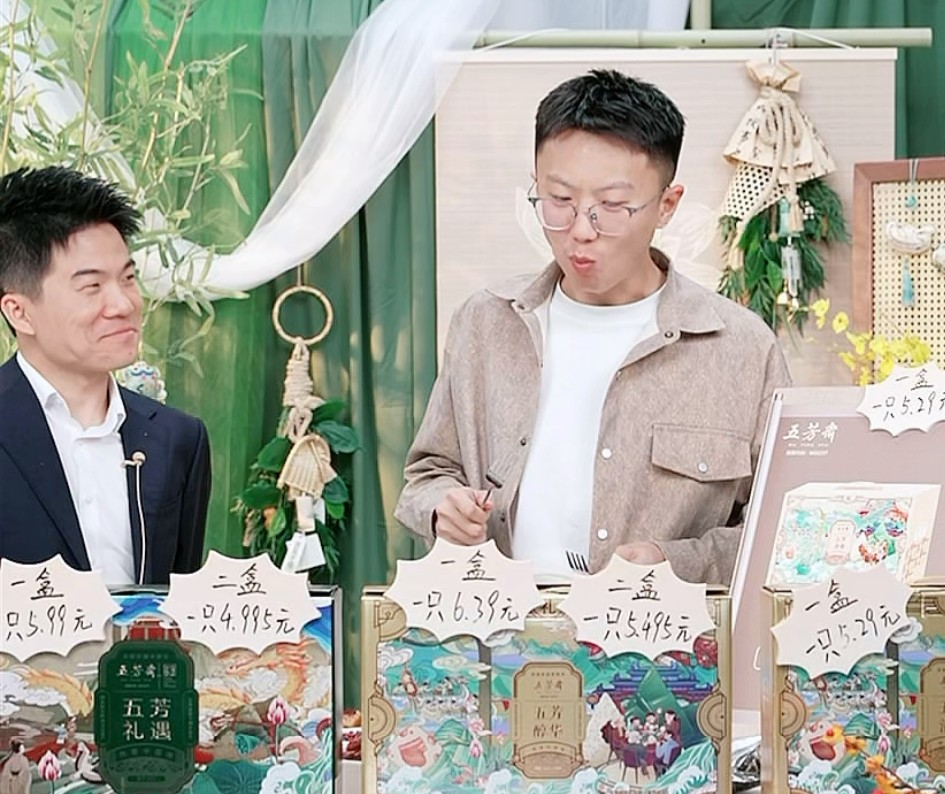 董宇辉爆单沙发陷“代工”争议，背后老板是“美的太子”