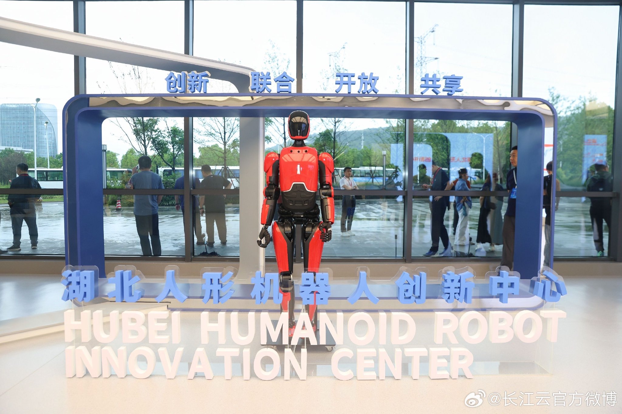 智瞰AI丨触摸具身智能的“最后一厘米”