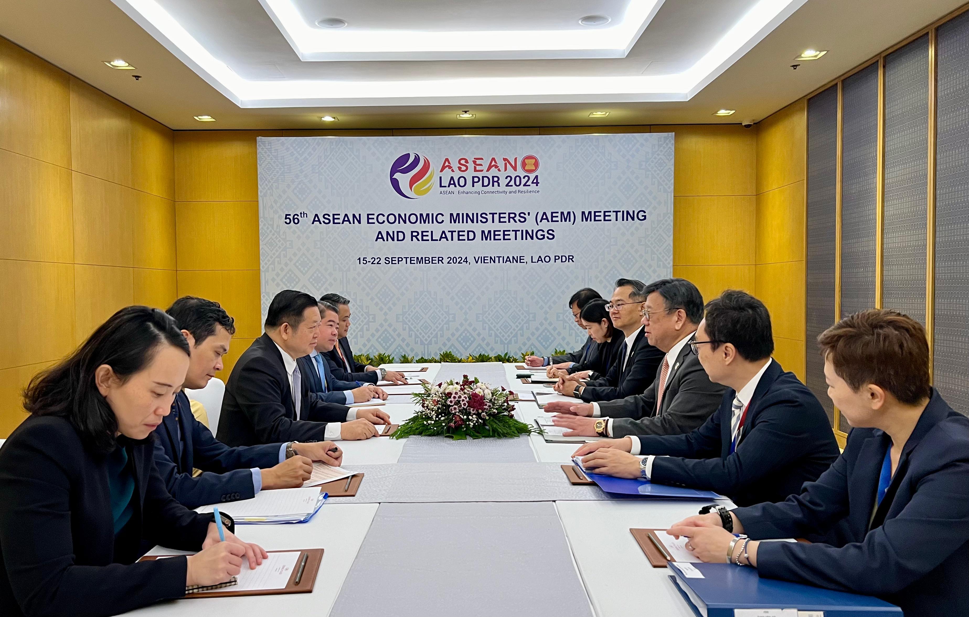 吕瑞浩公参同非盟委员会经贸司高级政策官奥罗莫进行工作交流