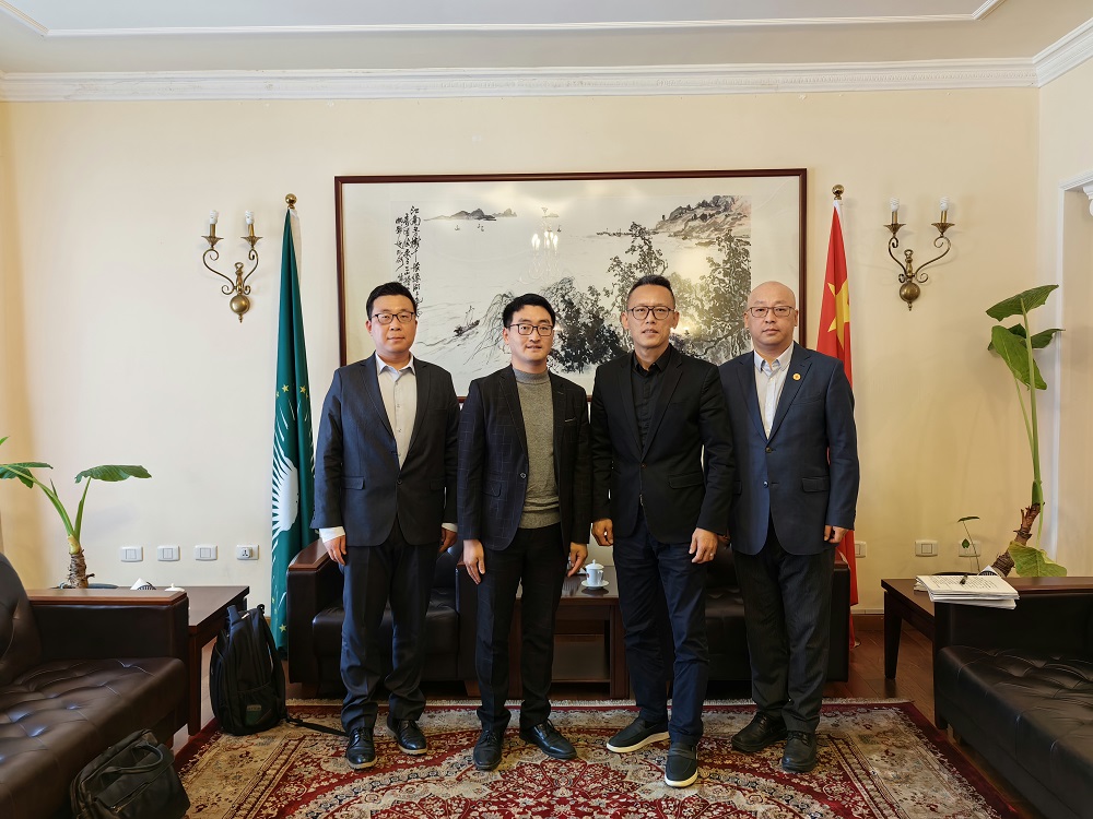 吕瑞浩公参同非盟委员会经贸司高级政策官奥罗莫进行工作交流