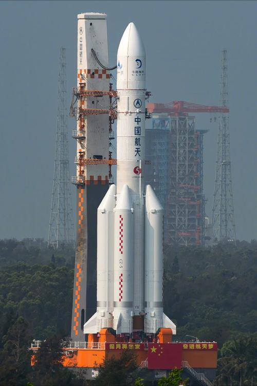 新华社快讯：嫦娥七号任务目标是突破高精度月面软着陆、腿式行走、月面飞跃和月面永久阴影坑探测等关键技术，进行月球南极环境与资源勘查。