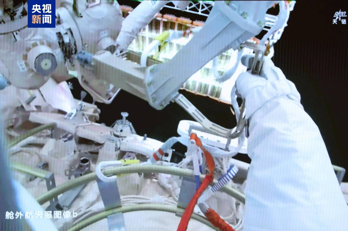 新华社快讯：神舟二十一号航天员乘组圆满完成第三次出舱活动