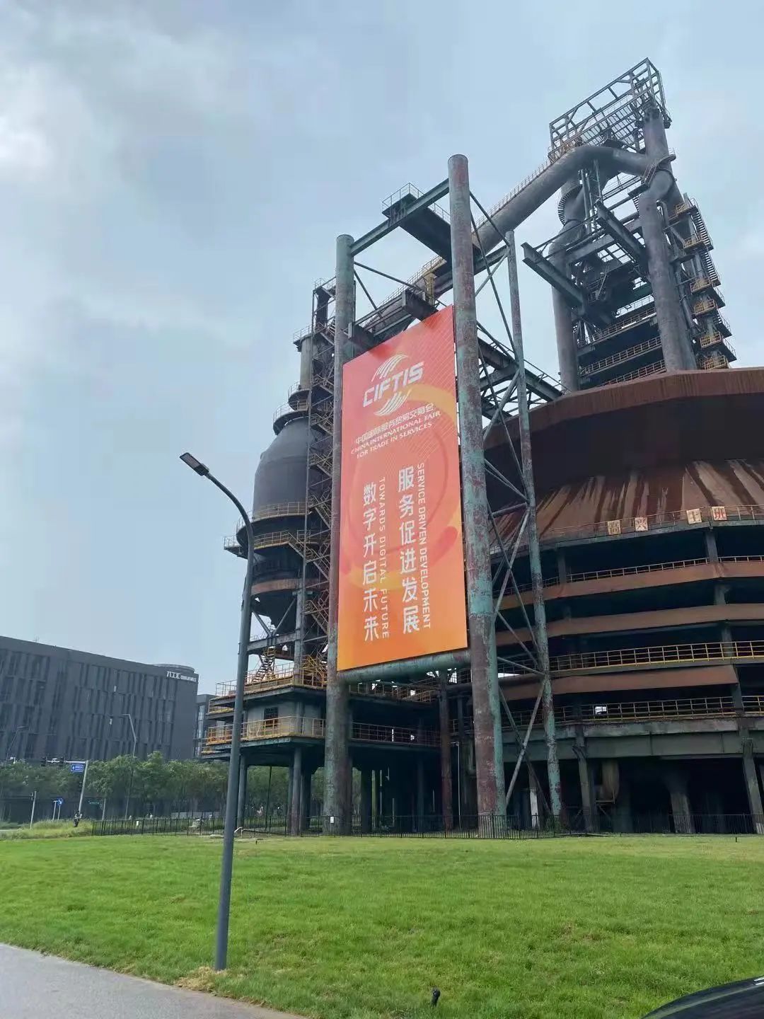 央行发布2025年四季度金融机构贷款投向统计报告；平安人寿增持中国人寿H股 | 金融早参