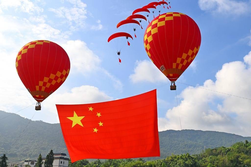 张洪章：回到祖国 感到无比踏实温暖