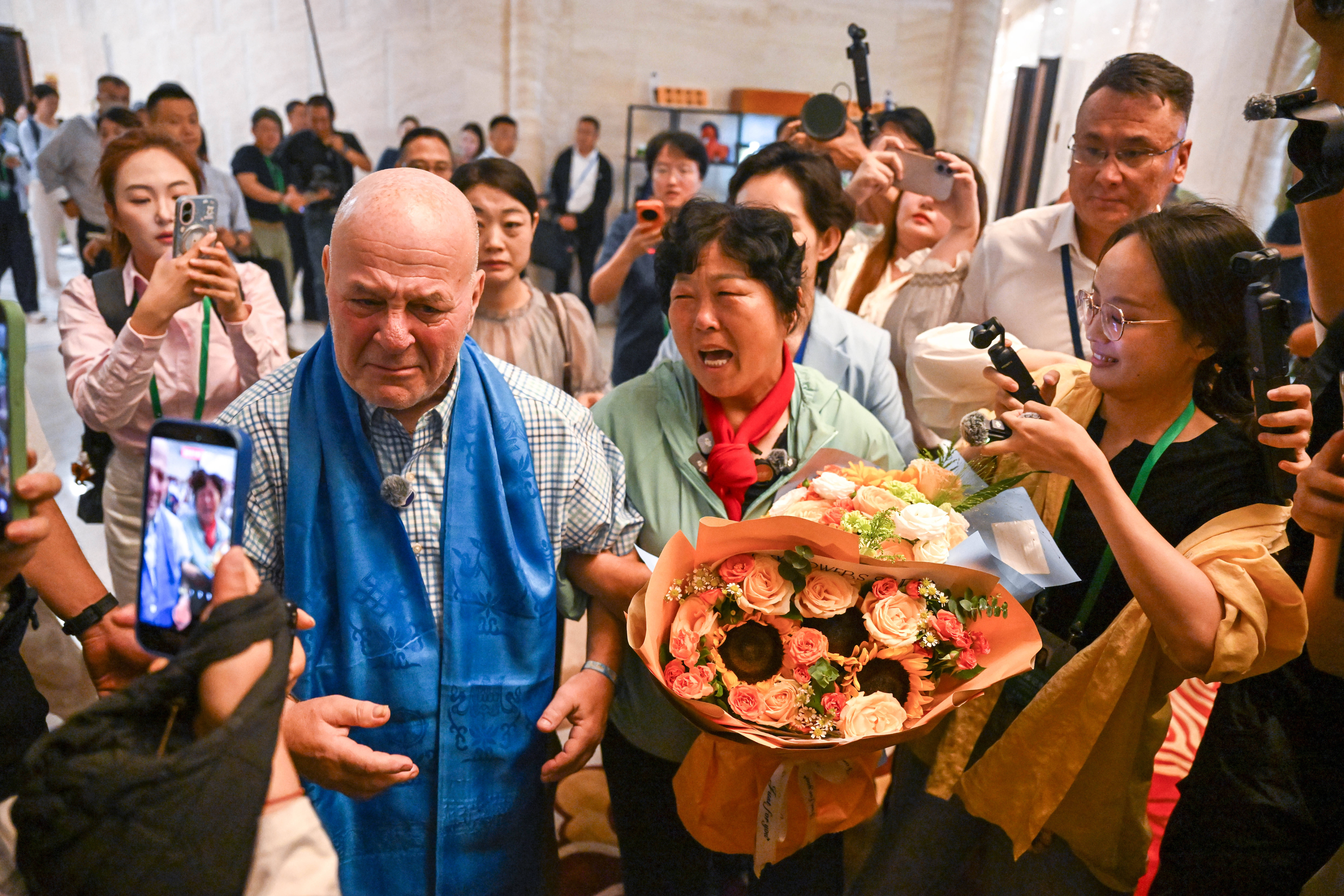 “赛考斯”与殷玉珍重逢：时隔26年的拥抱
